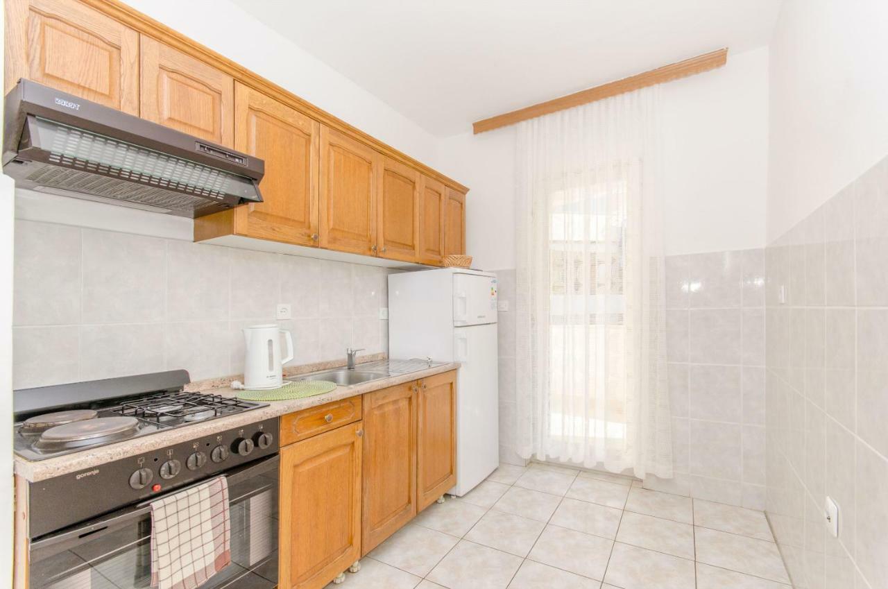 Apartments And Room Sun & Sea Podgora Esterno foto