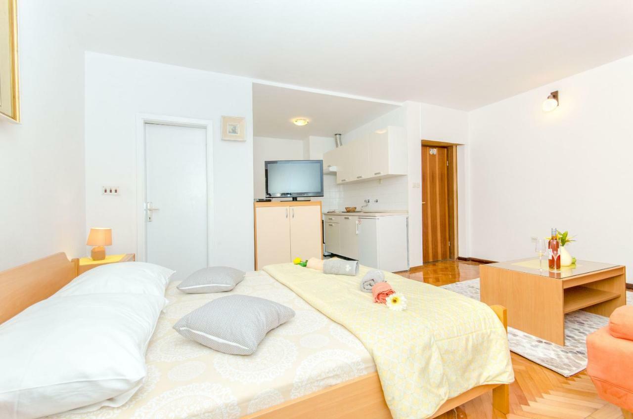 Apartments And Room Sun & Sea Podgora Esterno foto